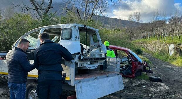 Le carcasse di auto nel parco Vesuvio