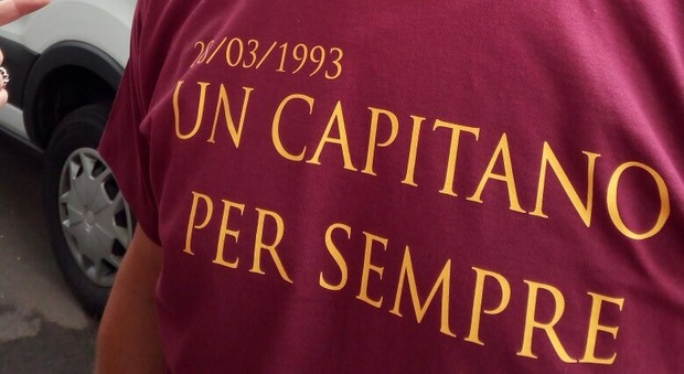 Un maglia speciale per Totti da un gruppo di amici storici