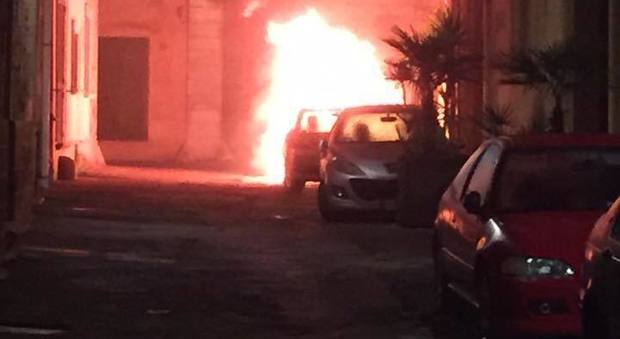 Lecce, torna il piromane di via Idomeneo: altre due auto alle fiamme Salvemini: ora ripristinare la sicurezza nel centro storico