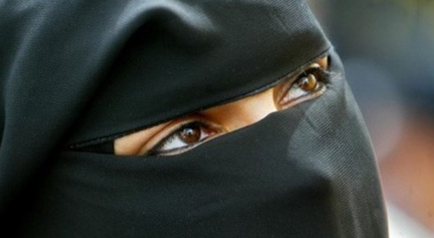 Cassino, in banca con il burqa: scatta il piano antirapina