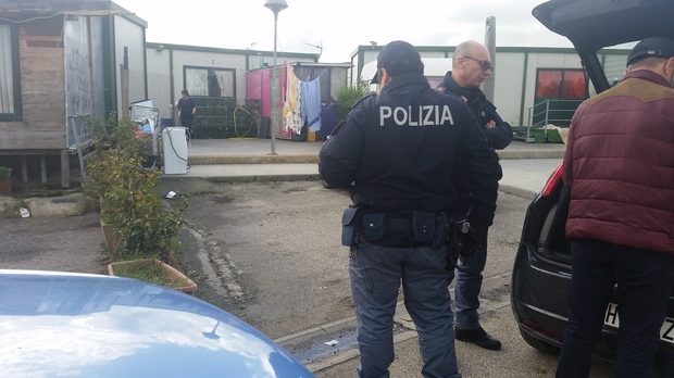 Giugliano, blitz della polizia: controlli campi rom, pregiudicati e antiprostituzione