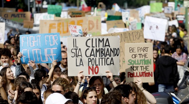 Scioperi per il clima, il ministro Fioramonti: «Le assenze degli studenti saranno giustificate»