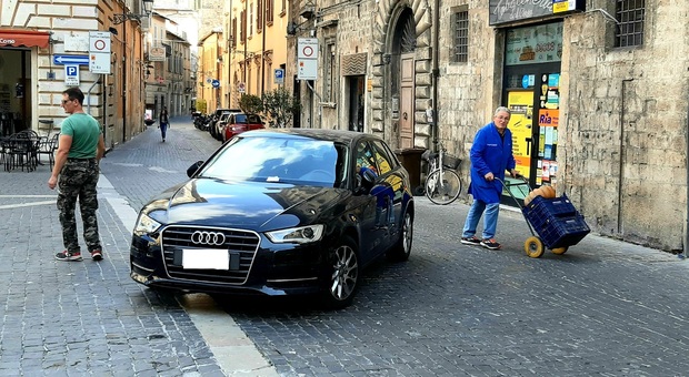 Ascoli, non trova il parcheggio in centro: esasperato lascia l'auto in mezzo alla strada