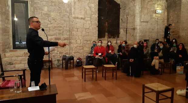 Come si salvano i minori dagli agguati di camorra: lezione di don Luigi Merola ad Assisi
