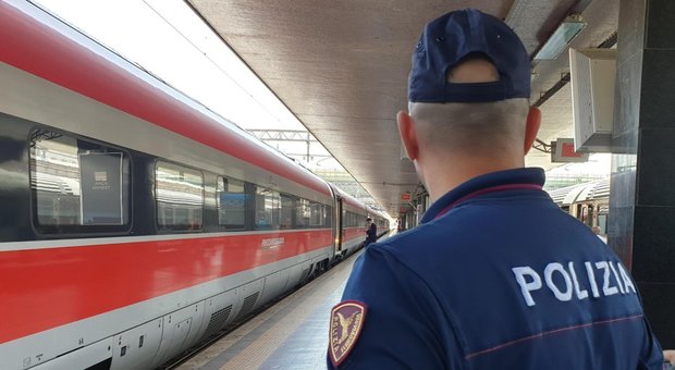 Roma, agente della polizia ferroviaria eroico: salva la vita ad un ragazzo che voleva uccidersi