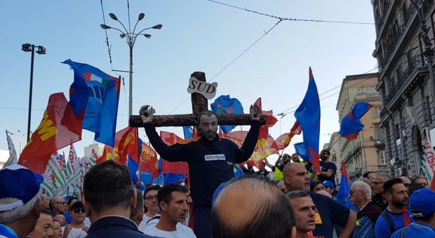 Whirlpool, a Napoli il corteo degli operai preceduto da un crocifisso: «Noi non molliamo»