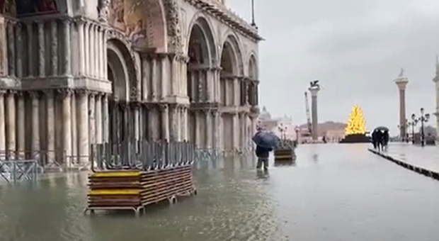 Centro storico di Venezia allagato dall'acqua alta: le immagini sono delle 15 di oggi 8 dicembre
