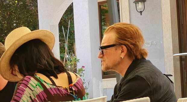Bono Vox in vacanza in Puglia: relax e aperitivo a Ostuni per il leader degli U2