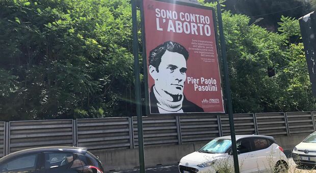 Roma, spuntano manifesti del movimento pro-vita con il volto di Pasolini: «Sono contro l'aborto» FOTO