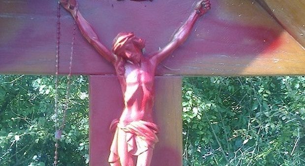 l crocifisso del lago di Fimon è stato imbrattato di rosso