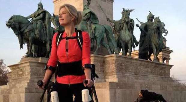 Donna paralizzata cammina con protesi da stampante 3D