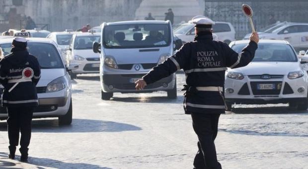 Roma, smog: blocco totale del traffico. Venti strade chiuse per "Via Libera" Le mappe per non prendere la multa