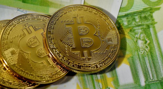 Milano, il denaro delle truffe riciclato in bitcoin: due indagati per i raggiri sul web