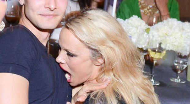Pamela Anderson, giochini hot al party di Miami con Dorian Grinspan -GUARDA