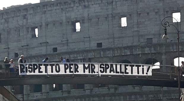 Dopo le dichiarazioni di Ilary i tifosi difendono Spalletti: mega striscione al Colosseo