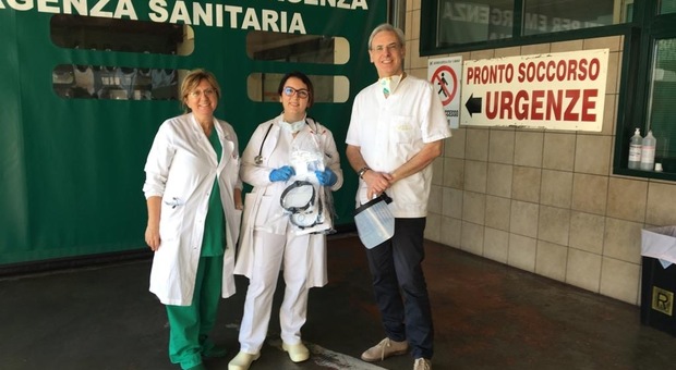 La presidentessa del Soroptmist Terni, Alessandra Ascani, con il personale dell'Ospedale "Santa Maria di Terni"