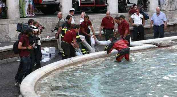 19 ottobre 2007 L'acqua della Fontana di Trevi si colora di rosso