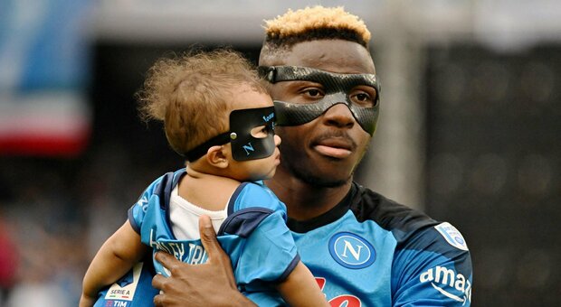 Festa scudetto Napoli, Osimhen al Maradona con il figlio (che indossa la maschera come lui)