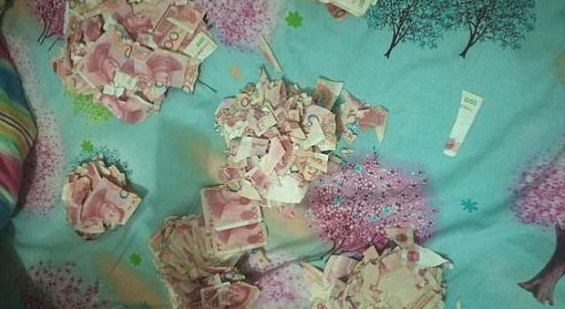 Cina, i genitori lo lasciano solo in casa, bimbo di 5 anni distrugge 6 mila euro in banconote