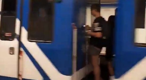 Salta per gioco tra i vagoni della metro: 13enne perde una gamba