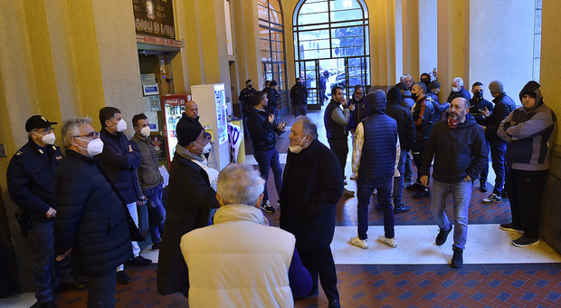 Sistema Salerno, la rabbia delle coop: assedio a Palazzo di città, arriva la polizia