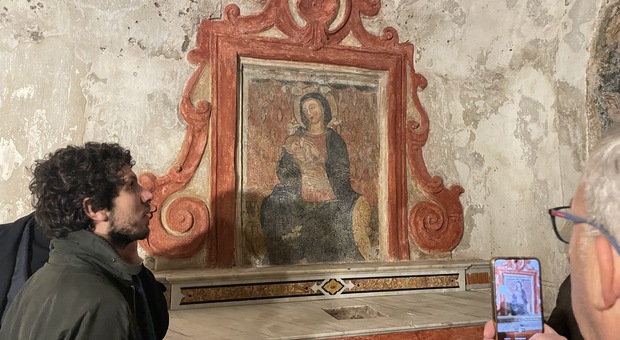 L affresco della Madonna del Latte del Complesso Monumentale Francescano di Santa Maria del Pozzo, a Somma Vesuviana