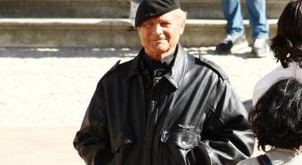 Terence Hill in Piazza Duomo a Spoleto