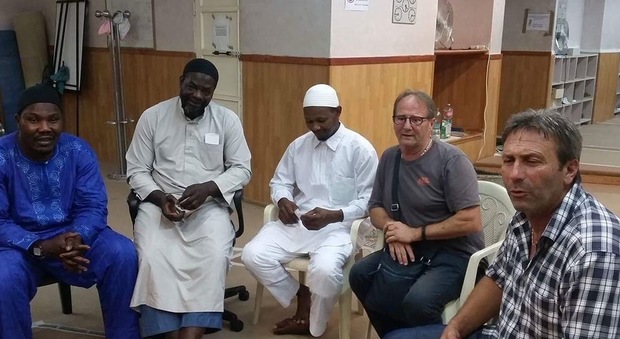 Licola Mare, incontro tra i residenti e i sei imam: le regole di convivenza