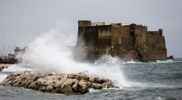 Napoli sferzata da vento forte e mareggiate de Magistris chiude parchi e cimiteri