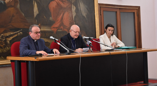 Da sinistra: don Antonio Montefusco, il vescovo Andrea bellandi e l'avvocato Daniela Andria