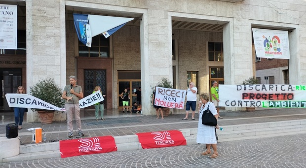 Gli attivisti contro la discarica e la sinistra in piazza: «Ritirate il progetto, rifiuti e acqua tornino sotto il controllo pubblico»