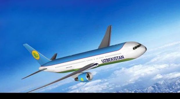 Uzbekistan Airways, una bilancia pesa bagagli e passeggero: prova costume prima dell'imbarco