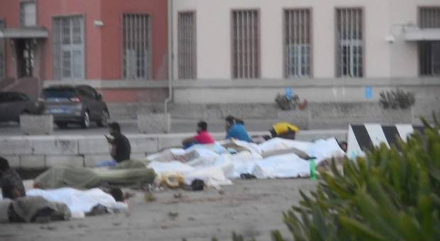Blitz del vicesindaco nella notte sulle Rive: scaccia i migranti