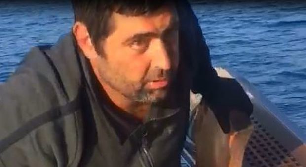 Il pescatore sopravvissuto: «Io, 40 ore in mare da solo: ho resistito per mio figlio»