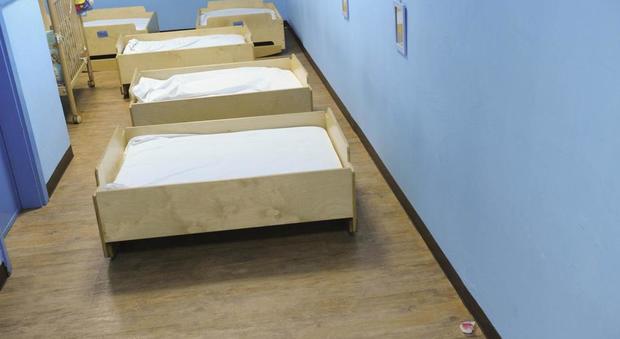 Roma, nuovi crolli nell'asilo Brontolo: pannelli e calcinacci nella stanza dove dormono i bimbi