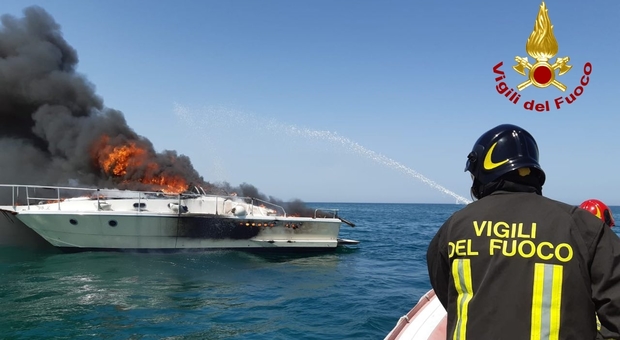 Yacht in fiamme al largo di Ancona: salvate cinque persone, l'imbarcazione affonda