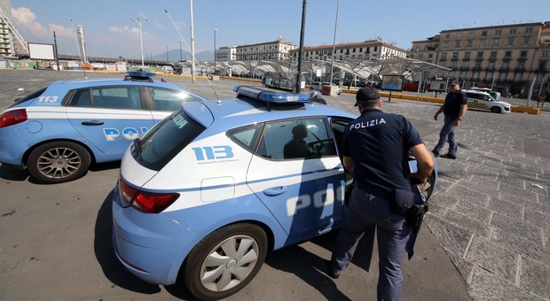 Napoli, clandestino africano aggredisce una donna per subarle il telefono: arrestato