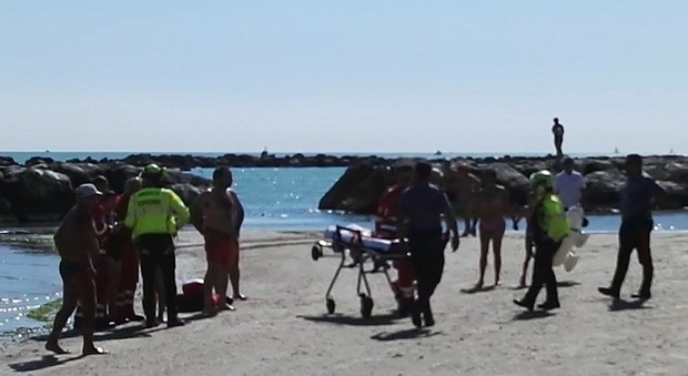 I soccorsi al ragazzino in spiaggia al Cesano