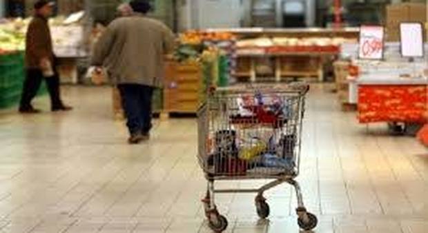 Marano, rapina nel supermercato: commessa colta da malore