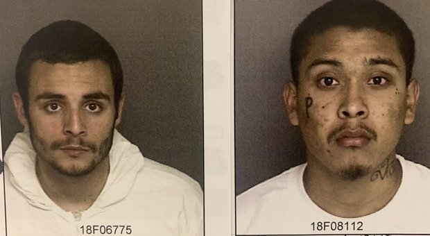 Due detenuti fortemente pericolosi fuggono da una prigione della California, facendo un buco nel soffitto del bagno