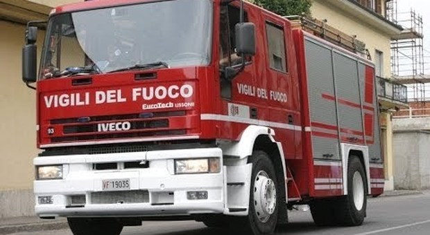 Piazzale Camerino, incendio per i botti: intervengono i vigili del fuoco