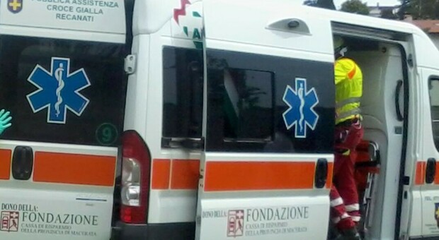 Schianto tra auto, due feriti e traffico fermo sulla Statale Adriatica a Porto Potenza Picena