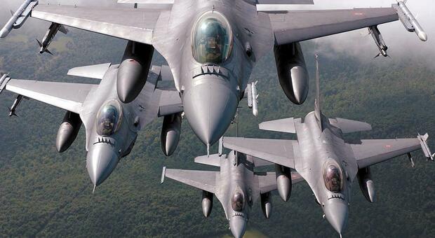 avión de combate en los iconos de radar
