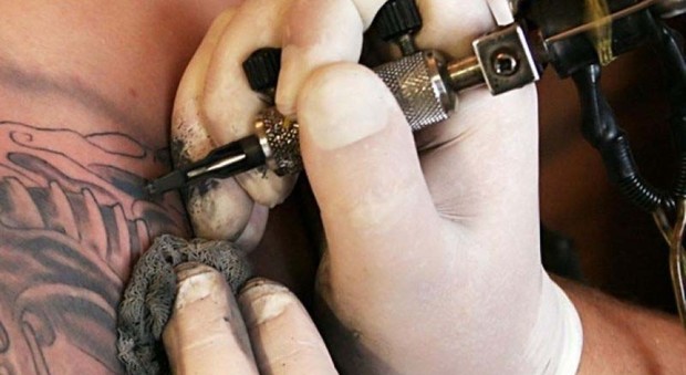Australia, donna operata per un linfoma, ma era un'infezione: colpa di un tatuaggio