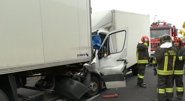 Schianto fra furgone e camion in A4: autista muore incastrato fra le lamiere
