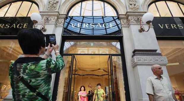 Milano, apre Versace in Galleria: negozio extra lusso con fregi e plexiglass