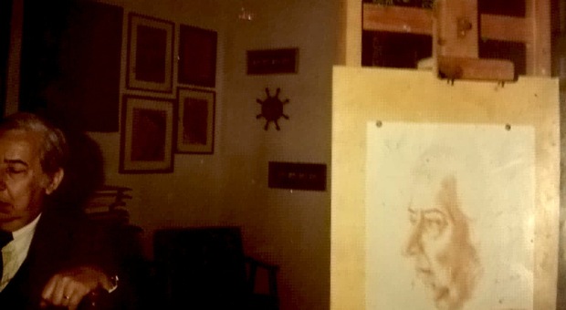 Michele Prisco nello studio di Antonio Asturi che ritrae lo scrittore nel 1981