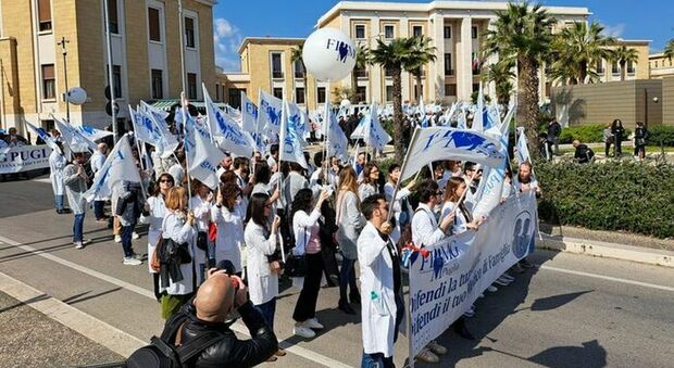Bari, il corteo dei medici di famiglia in protesta: «Gravi difficoltà»