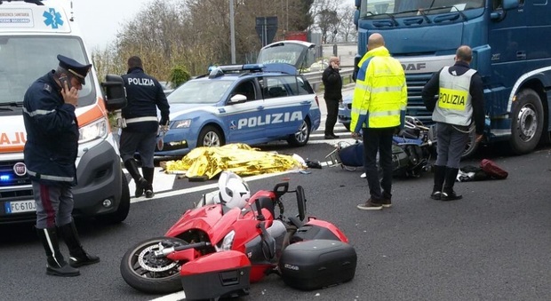 Tragedia all'ingresso di una galleria sull'A14 In uno scontro muoiono due motociclisti