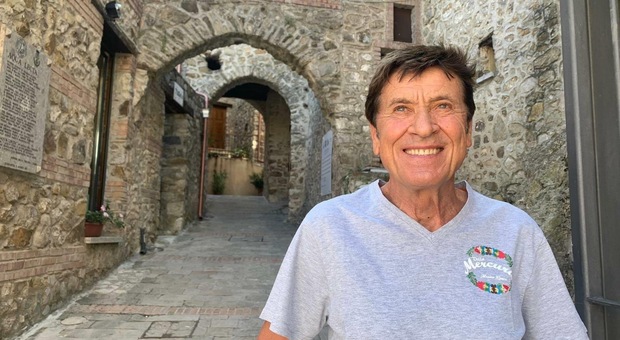 Gianni Morandi, vacanze in Irpinia e blitz a sorpresa nel Borgo delle Favole